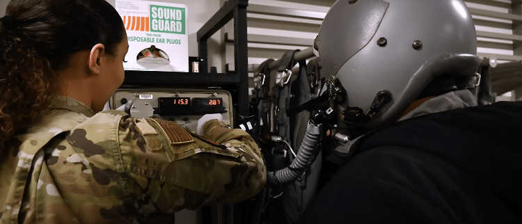 Equipamento de tripulantes é milimetricamente projetado e testado antes de voo Equipamento de tripulantes é milimetricamente projetado e testado antes de voo