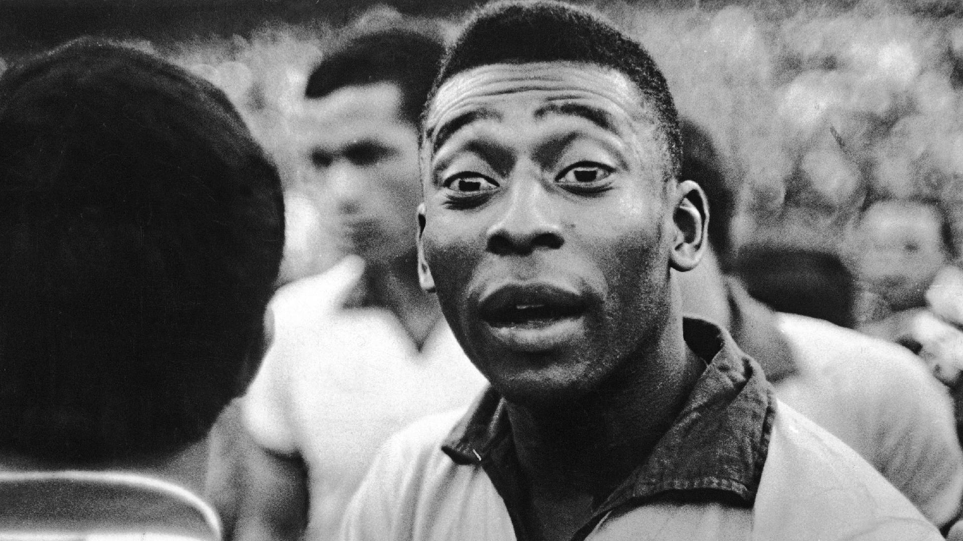 24/06/1966 - Pelé fotografado durante treino da Seleção Brasileira de Futebol, no Rio de Janeiro, em junho de 1966. - Estadão Conteúdo