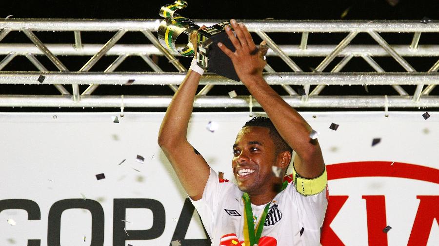 Robinho com o troféu da Copa do Brasil conquistado pelo Santos em 2010 - Ricardo Saibun/Santos FC