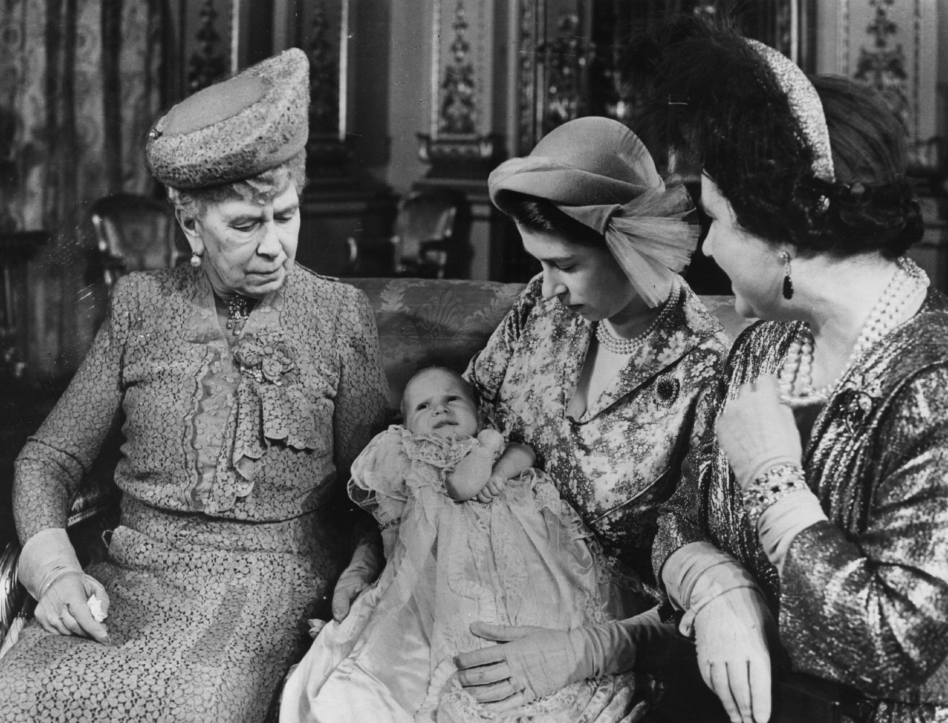 Four generations of the British royal family: Queen Elizabeth II with her daughter Anne in her arms, accompanied by her mother and grandmother.  - Keystone/Getty Images