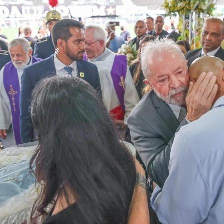 Presidente Lula abraça Edinho durante o velório do Rei Pelé na Vila Belmiro - Divulgação/Ricardo Stuckert