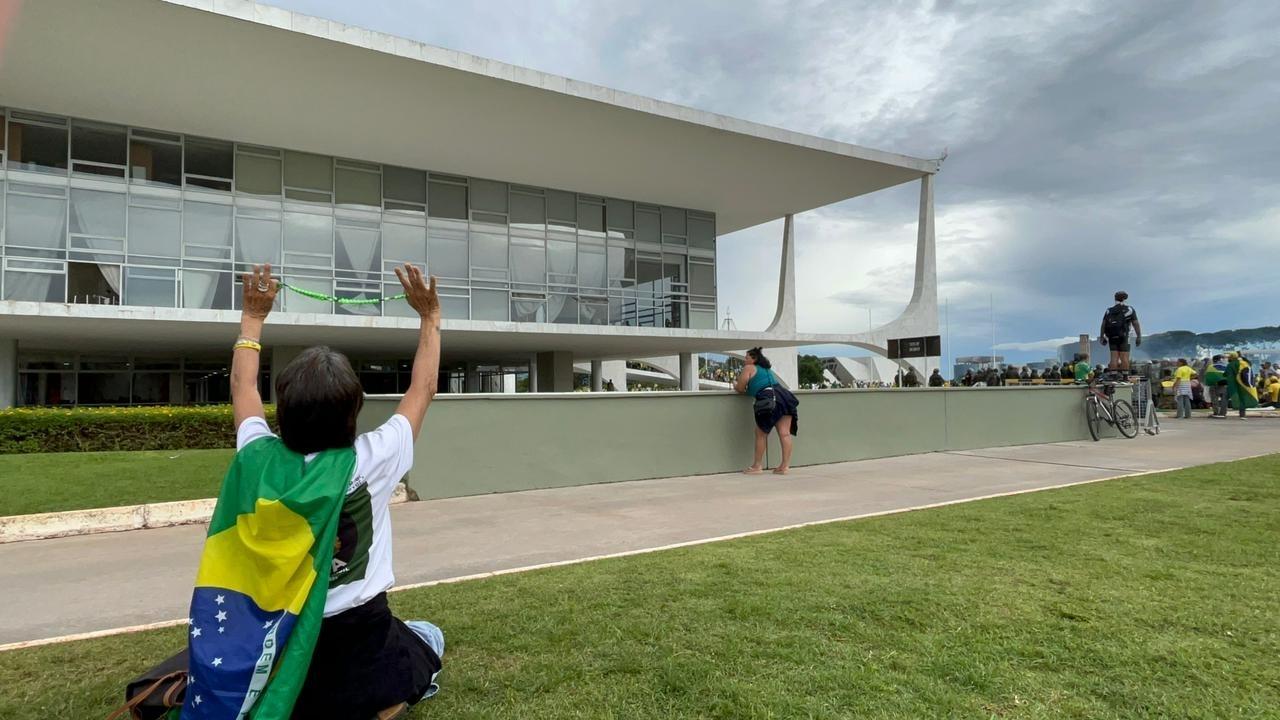 Apoiador de Bolsonaro ajoelhado em frente ao Planalto - Reprodução