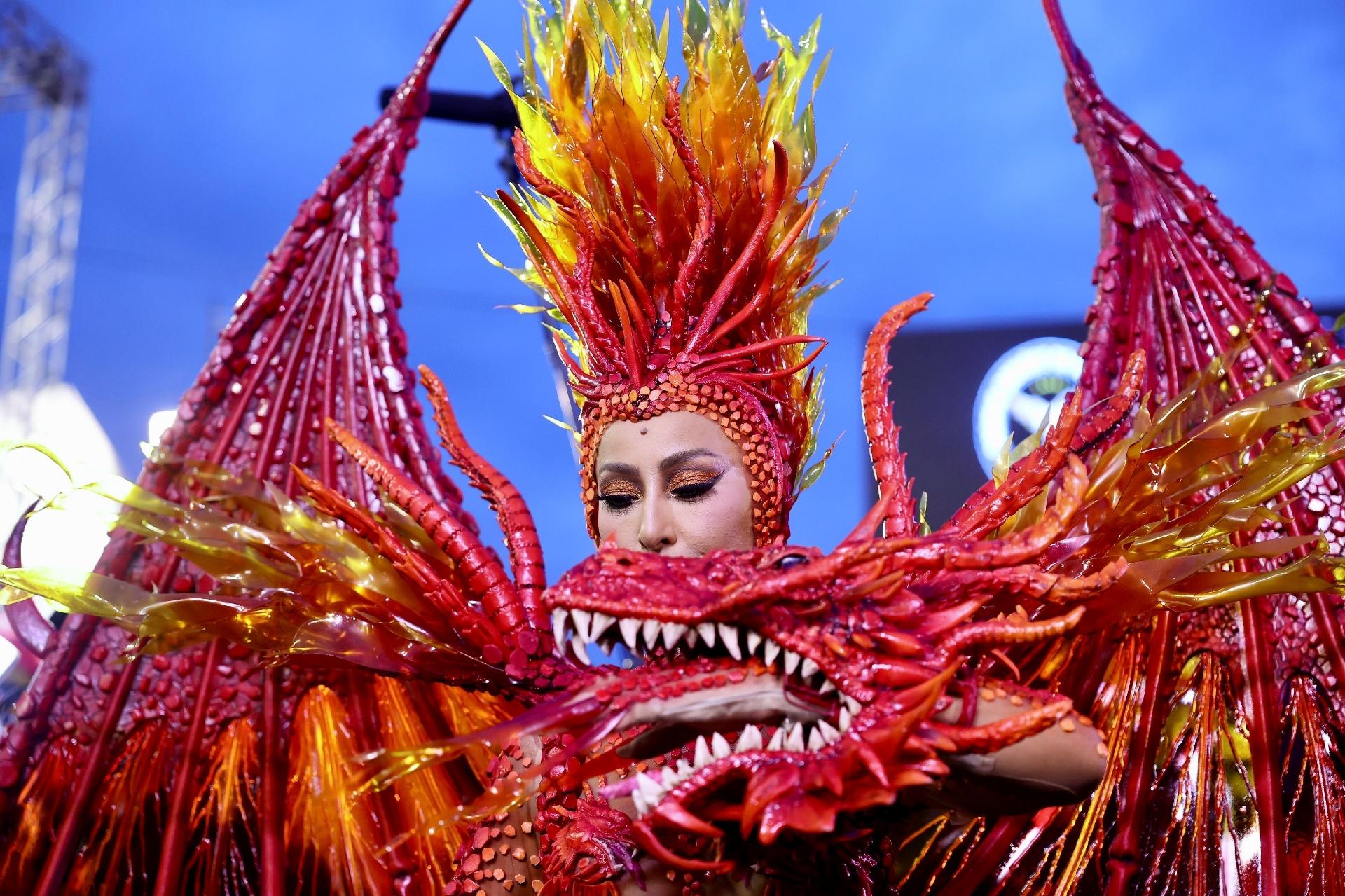 Sabrina usa fantasia de dragão e esquenta o Anhembi em desfile da Gaviões da Fiel - Manuela Scarpa/Brazil News