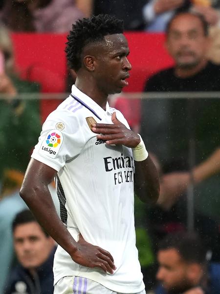 Vini Jr apontou para o emblema de campeão mundial presente no uniforme do Real Madrid para provocar a torcida do Girona - Alex Caparros/Getty