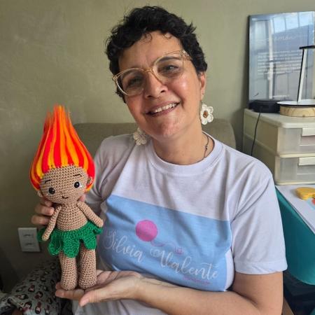 A artesã Silvia Valente e o seu Curupira, feito com a técnica japonesa amigurumi A artesã Silvia Valente e o seu Curupira, feito com a técnica japonesa amigurumi