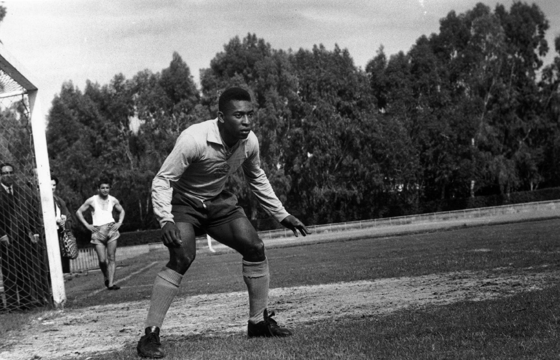 A estrela brasileira da Copa do Mundo, Pelé, considerado o maior jogador de futebol de todos os tempos, durante um treino. - Express/Getty Images