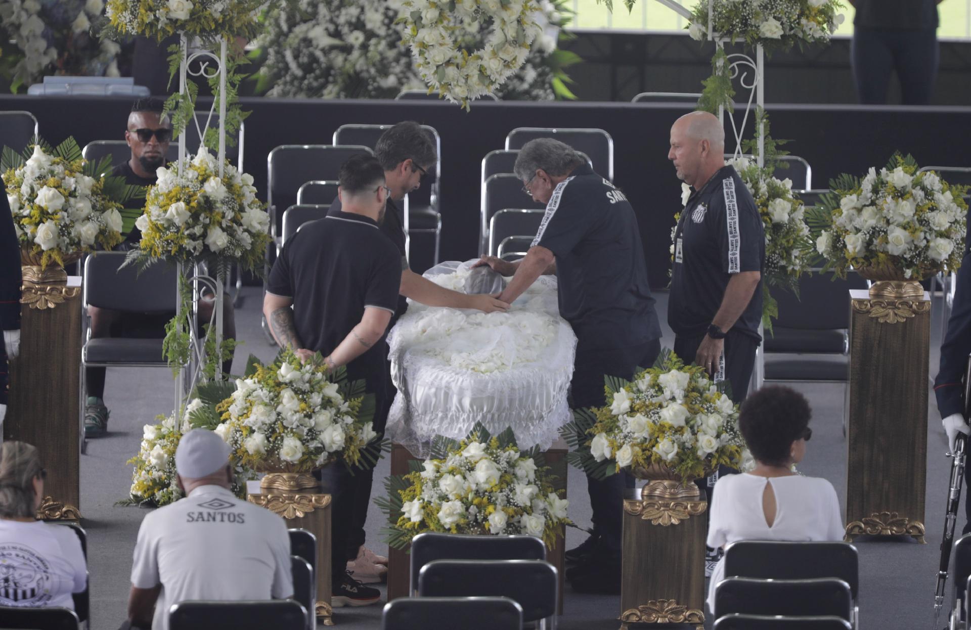 Former Santos player Manuel Maria is taken to see the coffin of King Pele - Marcelo Justo / UOL