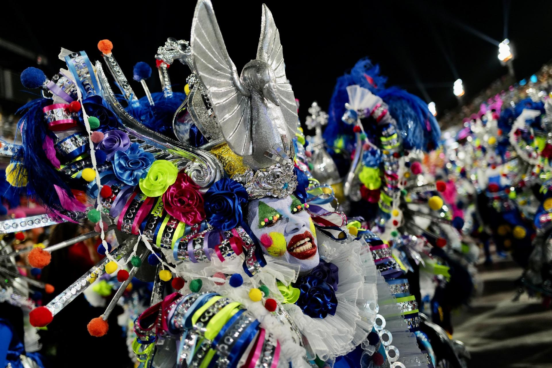 O desfile também contou com referências africanas e da igreja católica; a homenageada foi acusada de ser herege - Lucas Landau/ UOL