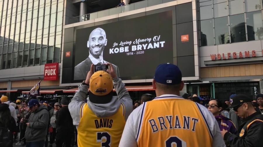 Homenagens a Kobe Bryant em frente ao Staples Center - Juliana Borba/UOL