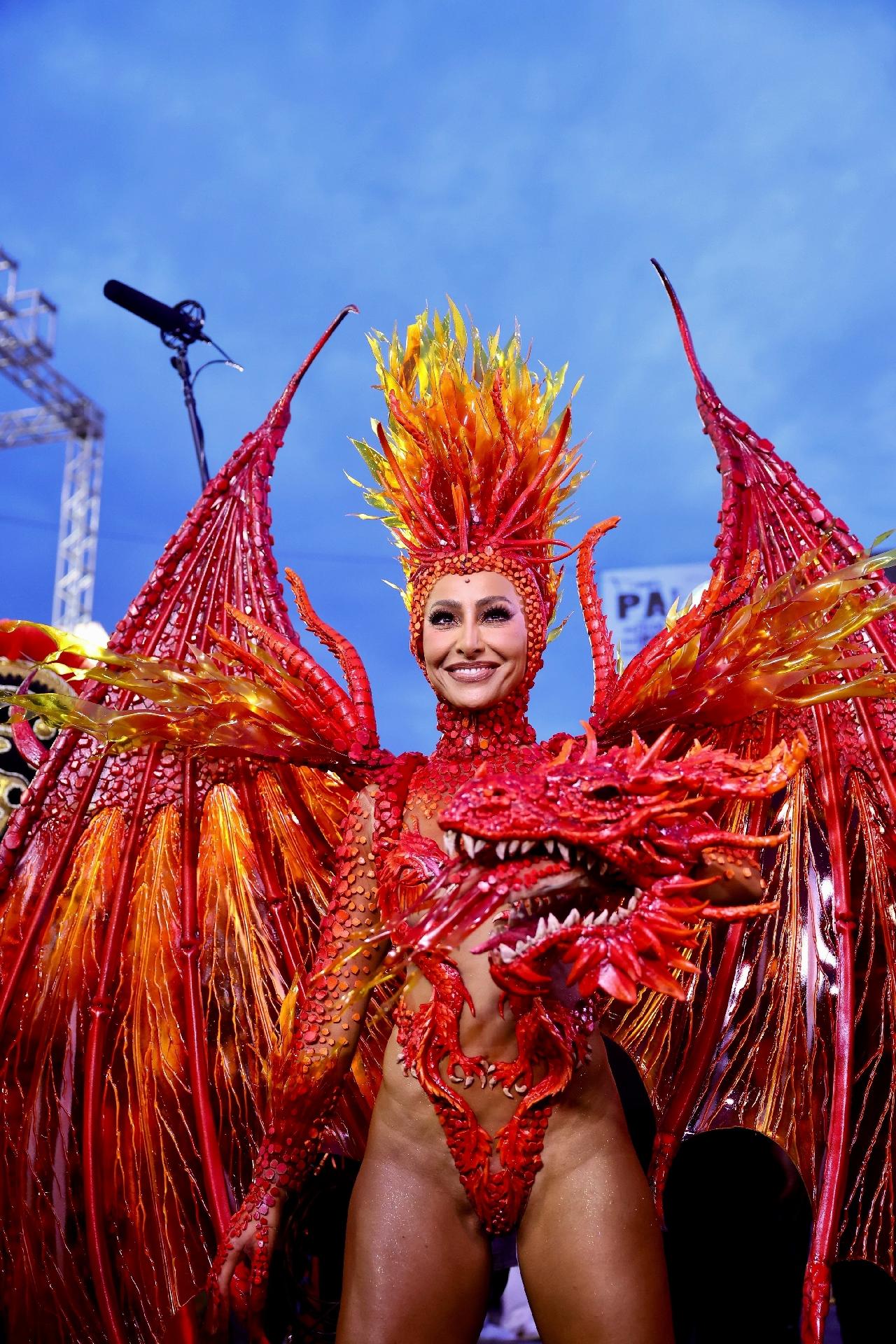 Sabrina usa fantasia de dragão e esquenta o Anhembi em desfile da Gaviões da Fiel - Manuela Scarpa/Brazil News