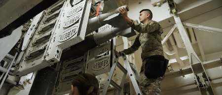 O bombardeiro sendo carregado O bombardeiro sendo carregado