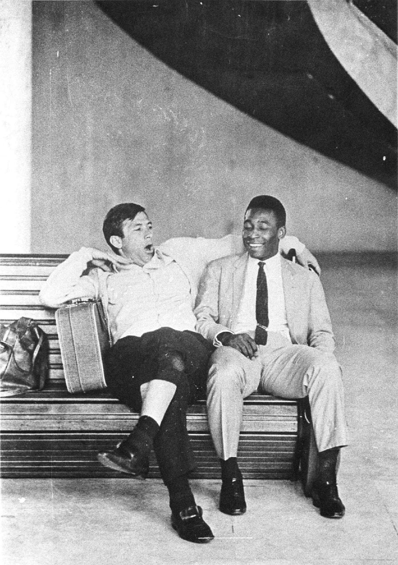 21.mai.1960 - Em uma viagem da Seleção Brasileira, Pelé se diverte com um sonolento Bellini, capitão do time. Os dois foram campeões mundiais em 1958, no Chile. - Estadão Conteúdo