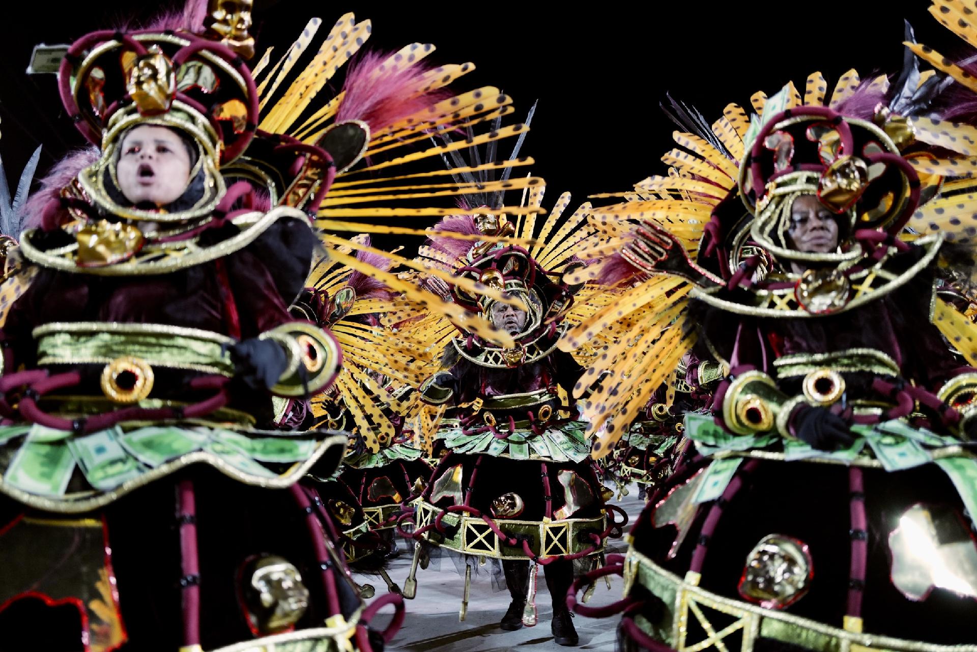 O Acadêmicos do Salgueiro foi a quinta escola a passar pela Marquês da Sapucaí durante a primeira noite de desfiles no Rio - Lucas Landau/ UOL