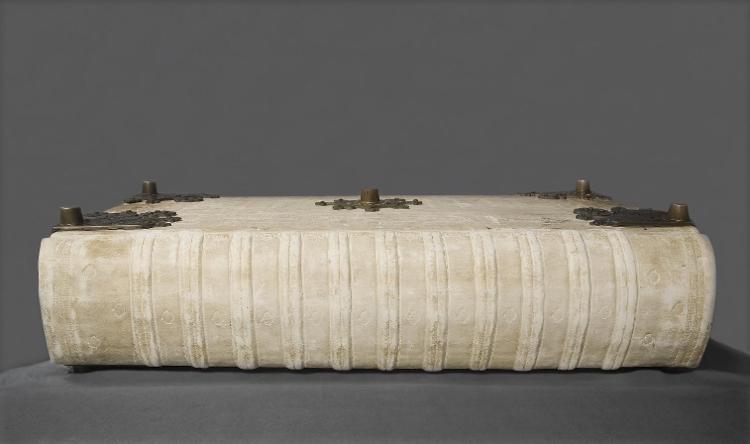 Exterior e interior são ricamente trabalhados