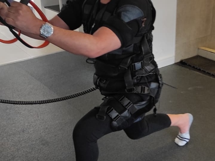 Com hérnia, ele usou treino com eletroestimulação como aliado contra dores