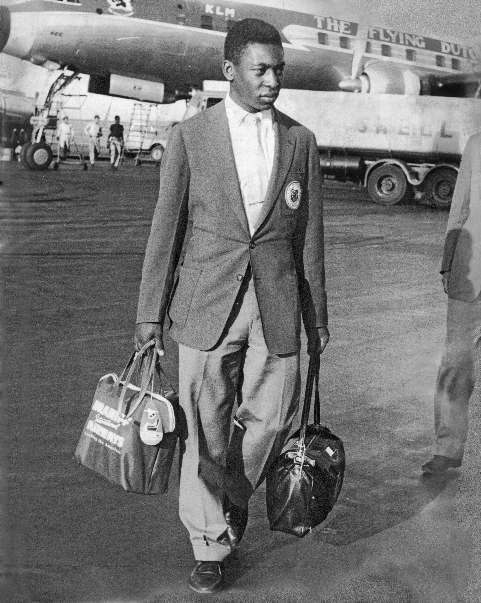 23/02/1959 - Pelé após desembarcar no Aeroporto Internacional de Maiquetia, em Caracas, na Venezuela. O jogador foi recebido por inúmeros fãs que lhe pediam autógrafos. - Estadão Conteúdo