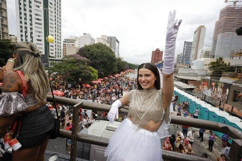 Thaís Belchior anima bloco Casa Comigo, em Pinheiros - Flávio Florido / UOL