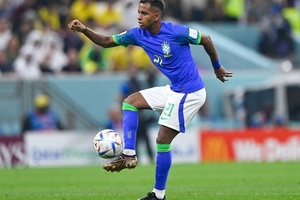 Rodrygo em ação pela seleção brasileira durante partida contra Camarões - Pablo Morano/BSR Agency/Getty Images