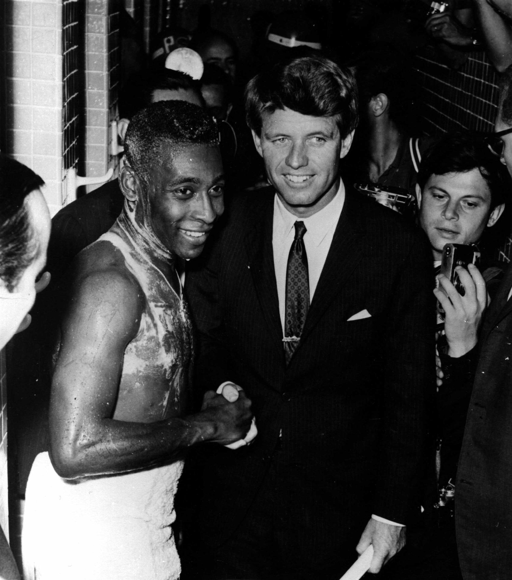 21.nov.1965 - Pelé aperta a mão de Robert Kennedy após a seleção brasileira jogar contra a antiga União Soviética no Maracanã. A partida terminou empatada em 2 a 2. - Hulton Archive/Getty Images