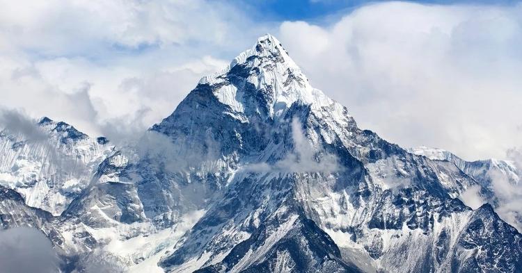 O Monte Everest é o pico mais alto do mundo e um dos lugares mais isolados do planeta