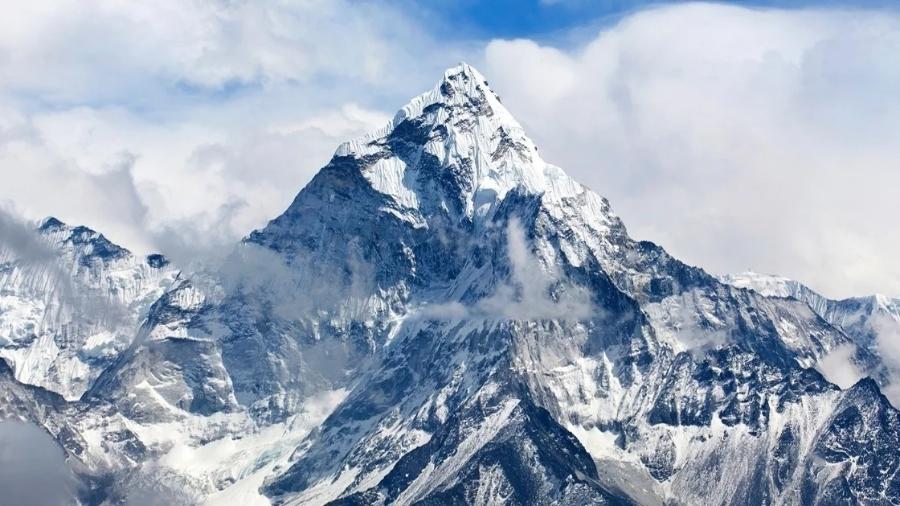 O Monte Everest é o pico mais alto do mundo e um dos lugares mais isolados do planeta