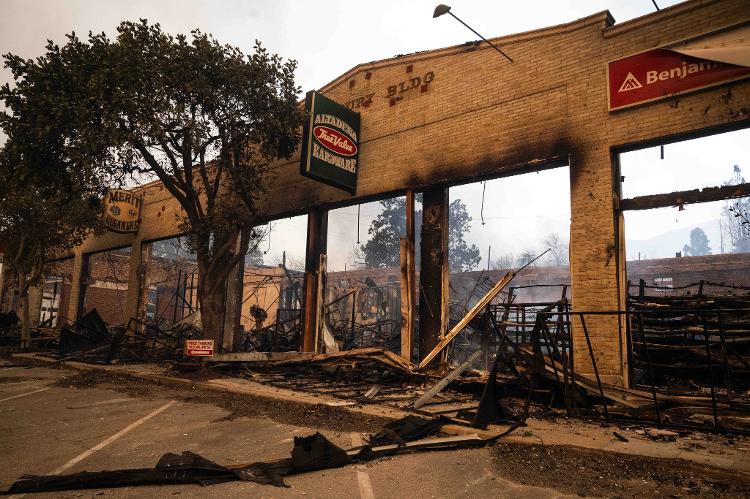 A loja de ferramentas Altadena True Value Hardware foi completamente destruída pelo fogo em Altadena