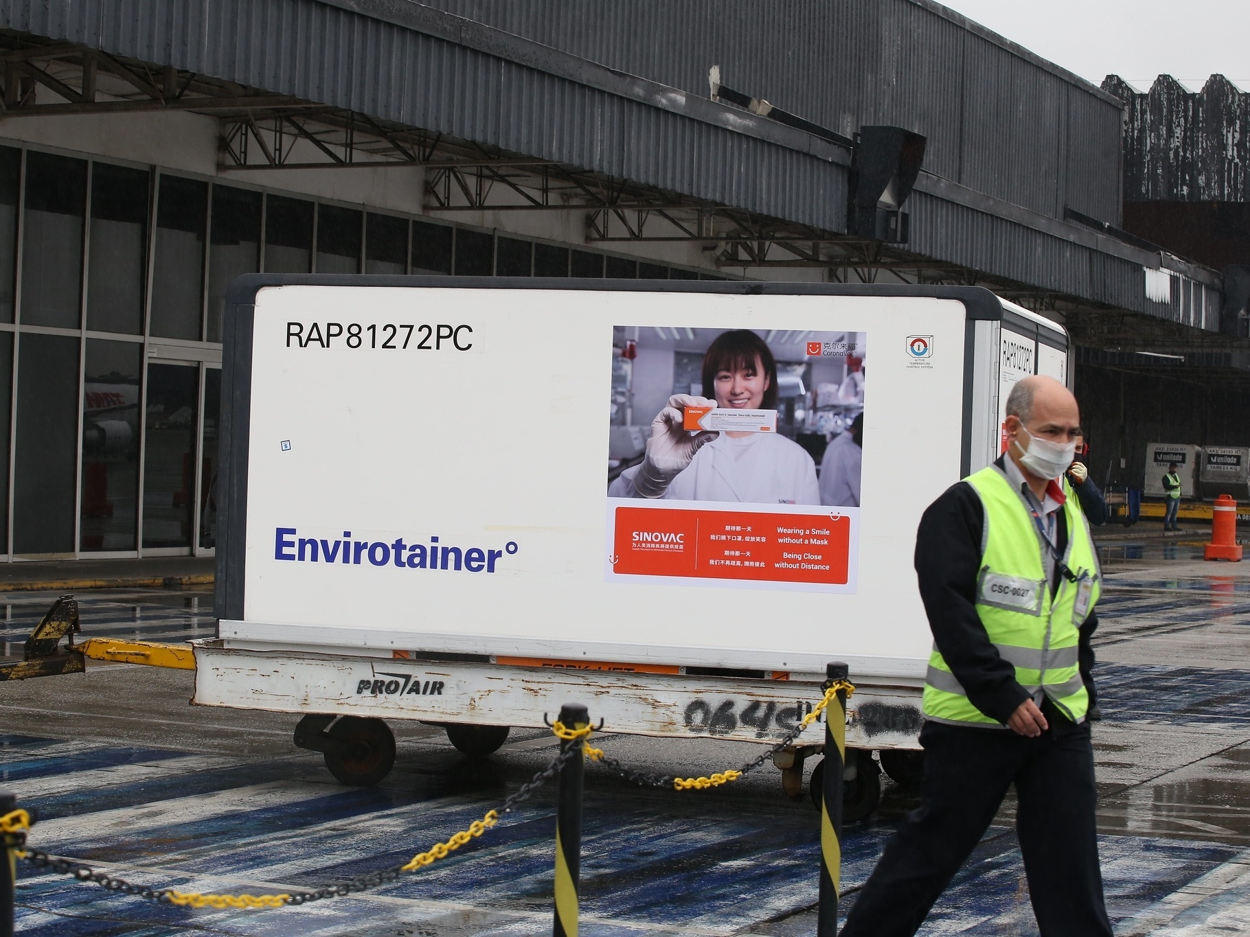 Primeiro lote da CoronaVac com 120 mil doses chega ao Brasil