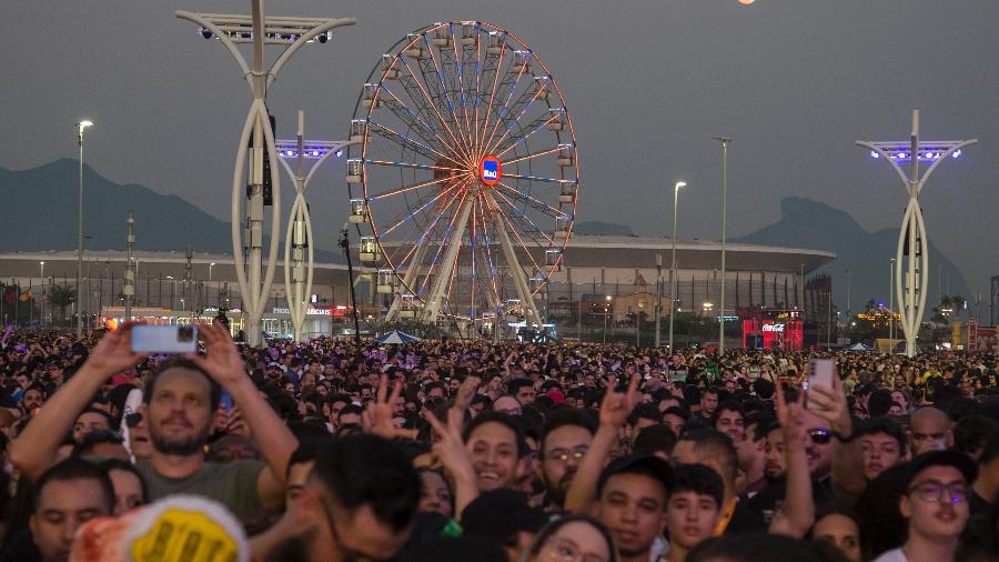Fãs curtem o show de Capital Inicial no Rock in Rio Fãs curtem o show de Capital Inicial no Rock in Rio