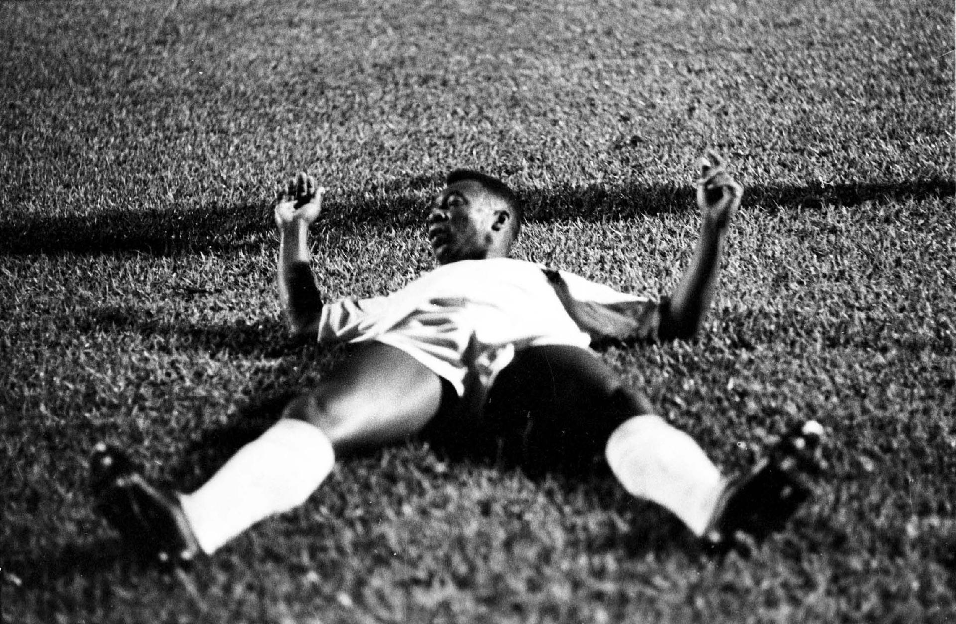 01/01/1960 - Pelé caído no gramado, jogando pelo Santos. Para que os adversários conseguissem parar o atleta, na maioria das vezes, somente com falta. - Domicio Pinheiro/Estadão Conteúdo