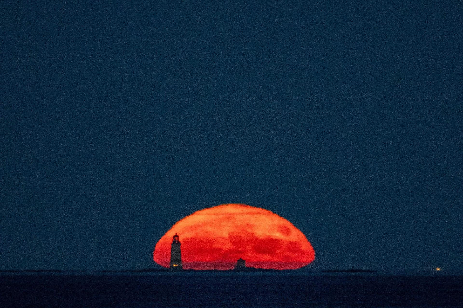 1º.ago.2023 - Superlua vista na baía de Massachusetts, em Boston - Joseph Prezioso/AFP