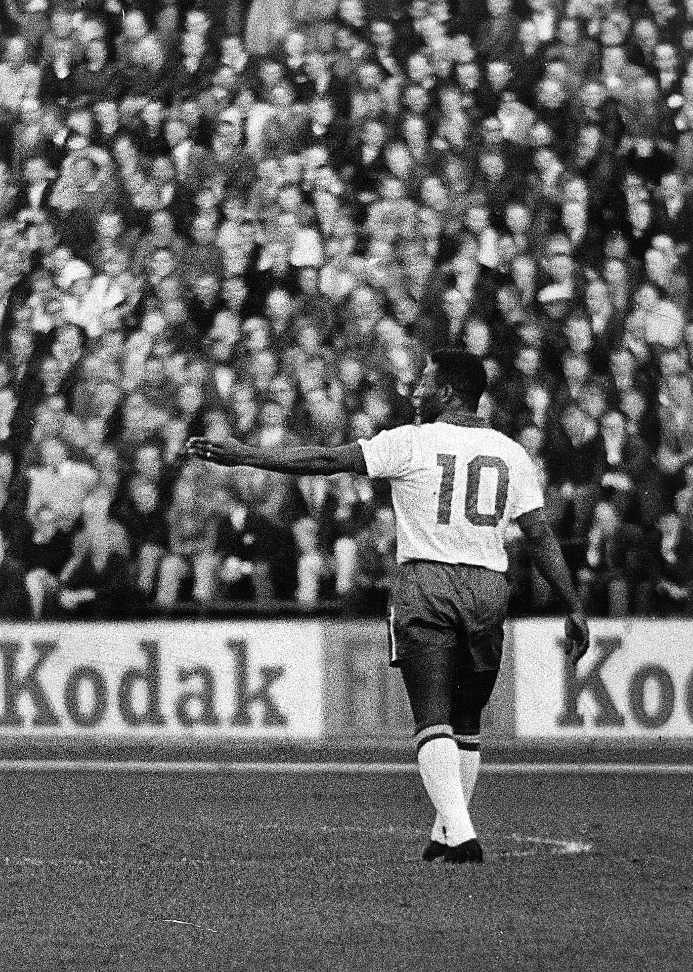 12/07/1966. Pelé durante o jogo de estreia da Seleção Brasileira contra a seleção da Bulgária na Copa do Mundo de 66, que culminou na vitória canarinha por 2 a 0. - Estadão Conteúdo
