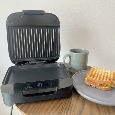 Como é antiaderente, a sanduicheira não dá trabalho para limpar Como é antiaderente, a sanduicheira não dá trabalho para limpar