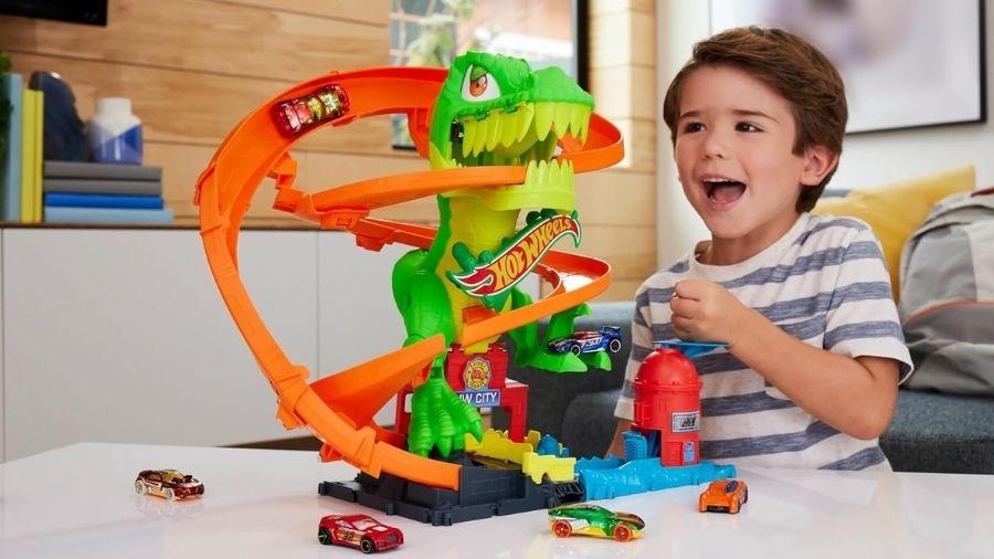 Pista Hot Wheels é indicada para crianças acima de três anos Pista Hot Wheels é indicada para crianças acima de três anos