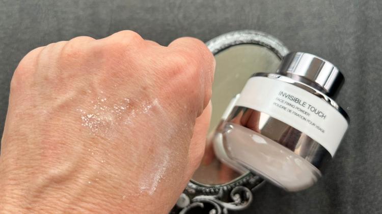 Invisible Touch Face Fixing Powder suaviza imperfeições da pele