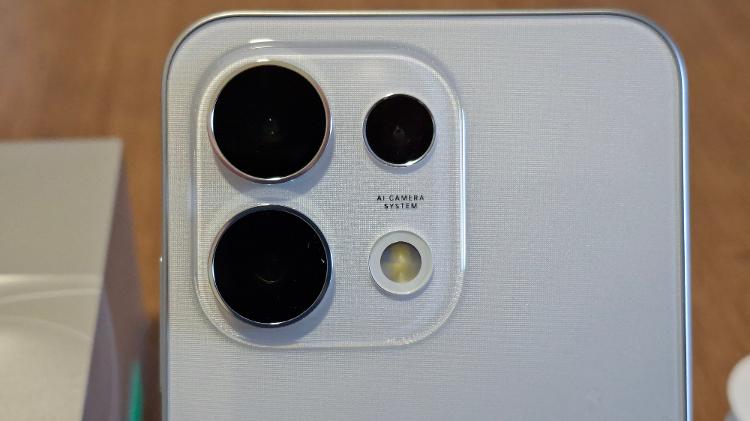 A câmera é um dos grandes atrativos do Oppo Reno16 F: na traseira, ela é tripla (50MP + 50MP + 8MP);a selfie é de 50MP