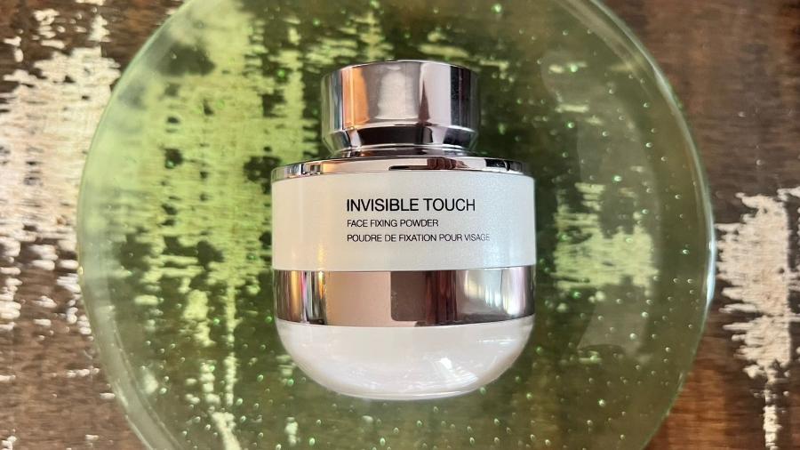 Pó Invisible Touch, de Kiko Milano, fixa a maquiagem sem alterar a cor da pele