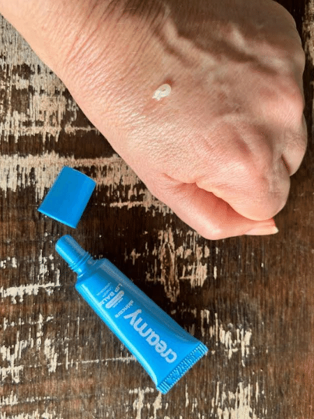 Lip Balm forma uma camada bem leve Lip Balm forma uma camada bem leve