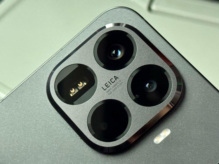 Detalhe do módulo de câmeras do Xiaomi 15T Pro