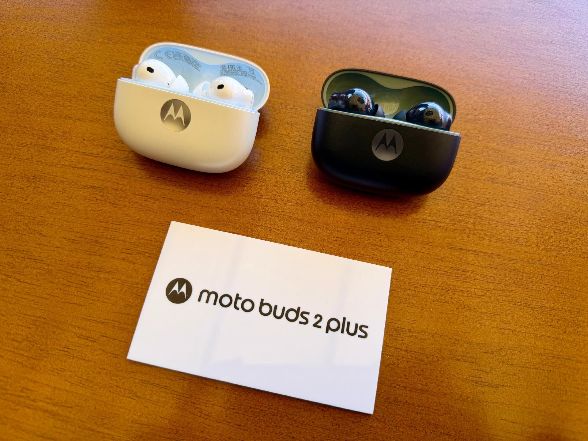 Fone moto buds 2 plus promete até 40 horas de autonomia de bateria (com o estojo de carregamento) - undefined
