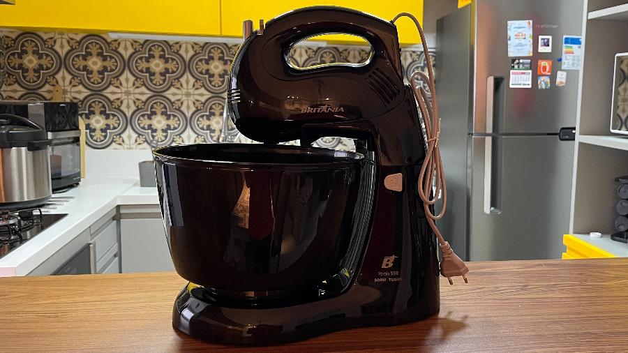 Batedeira Britânia possui quatro opções de velocidade e modo turbo Batedeira Britânia possui quatro opções de velocidade e modo turbo