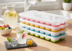 Kit com 4 forminhas de gelo com fundo de silicone e tampa sai por R$ 21