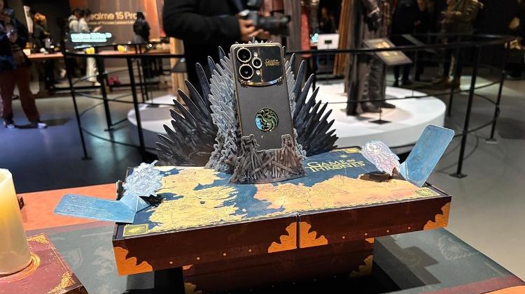 Caixa "ovo de dragão" e celular no Trono de Ferro Caixa "ovo de dragão" e celular no Trono de Ferro