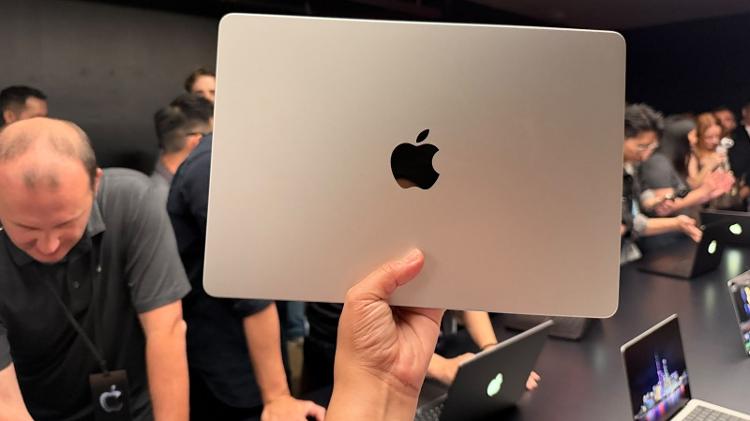 Novo MacBook Pro, da Apple, na cor prata