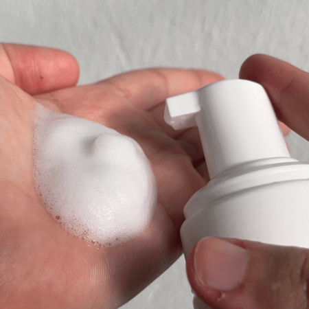 Mousse forma uma espuma que se espalha facilmente pelos fios Mousse forma uma espuma que se espalha facilmente pelos fios