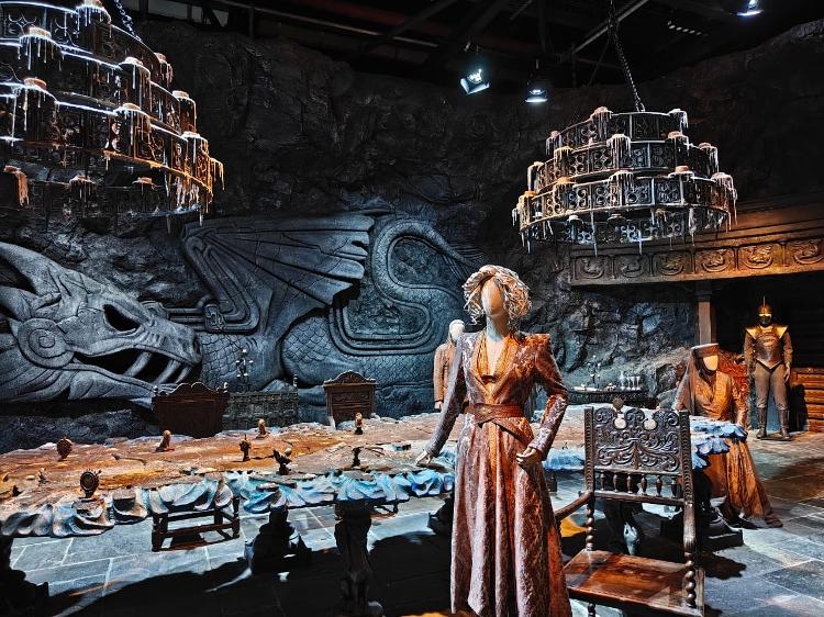 Cenário do estúdio de Game of Thrones feito com o realme 15 pro; ambiente com luz artificial Cenário do estúdio de Game of Thrones feito com o realme 15 pro; ambiente com luz artificial