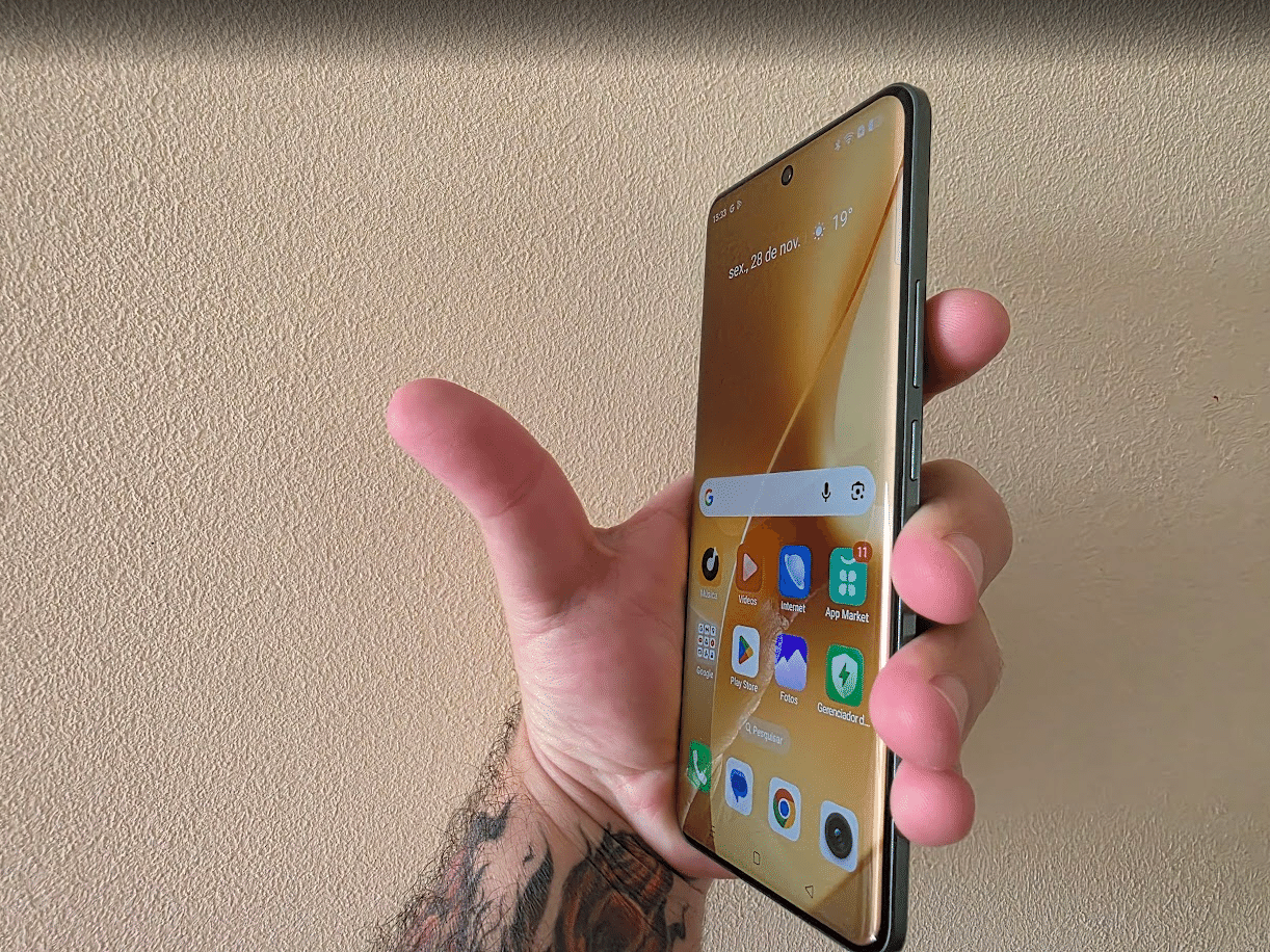 realme 15 Pro possui display "infinito", com laterais curvas - undefined