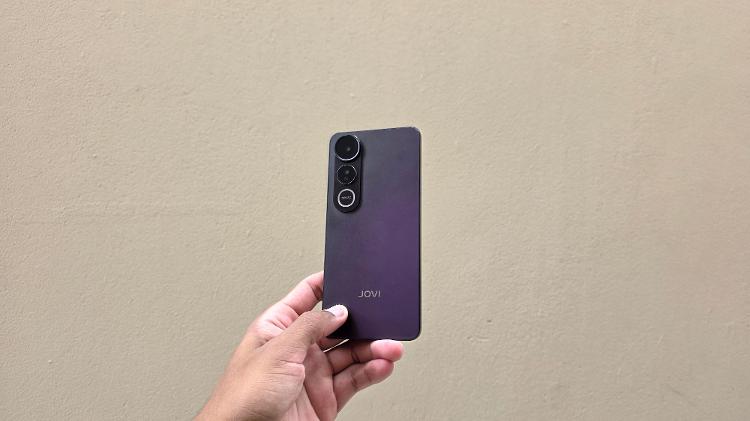 A estrutura do aparelho é fina e leve, considerando o peso da bateria