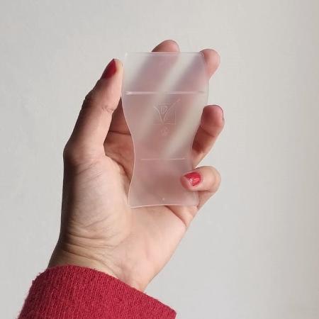 Espátula possui curvas que seguem o formato do corpo, ajudando na remoção dos pelos de maneira suave Espátula possui curvas que seguem o formato do corpo, ajudando na remoção dos pelos de maneira suave