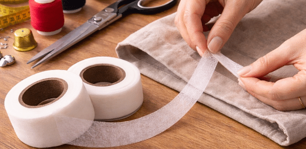 Descubra a fita mágica que promete substituir a costura na hora de fazer a barra da calça