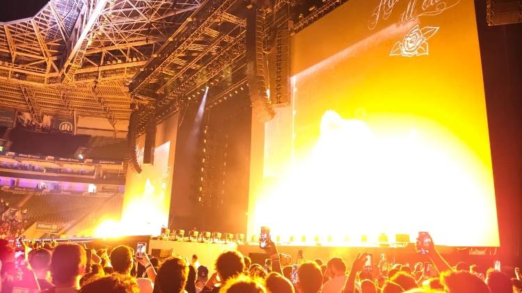 Imagem noturna de show tirada com o OPPO Reno 14 durante uma "explosão" de fogo no palco